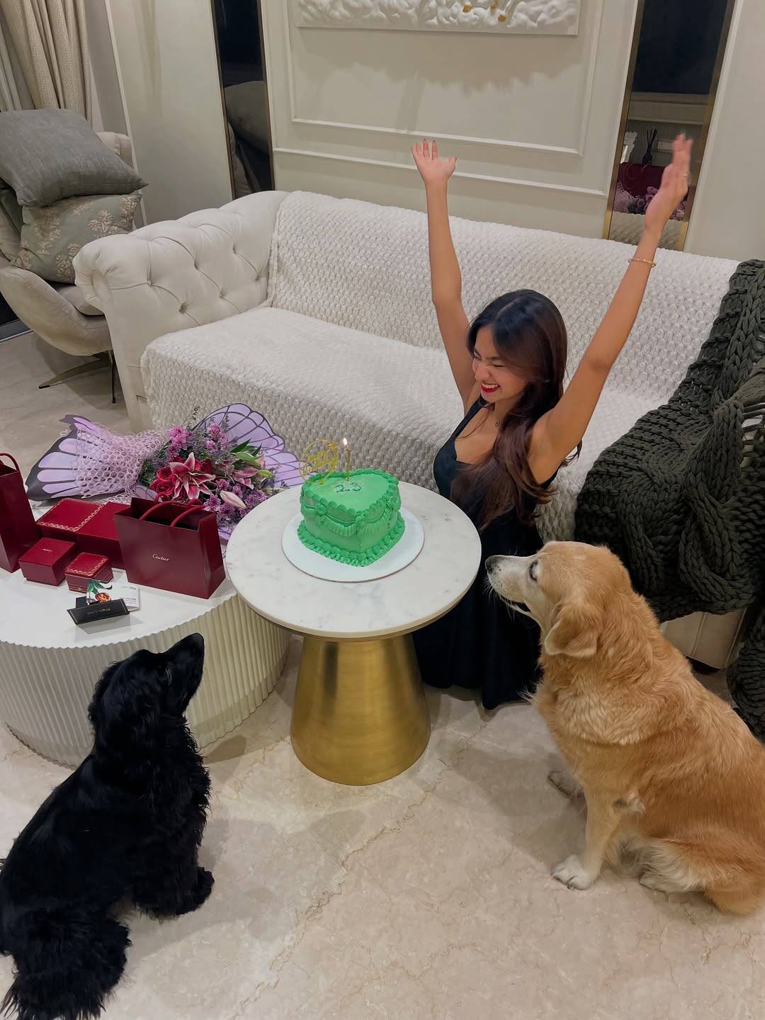 While celebrating the birthday, Anushka has shared many pictures. In viral photos you can see with his family and stomach dogs, he enjoyed a lot.