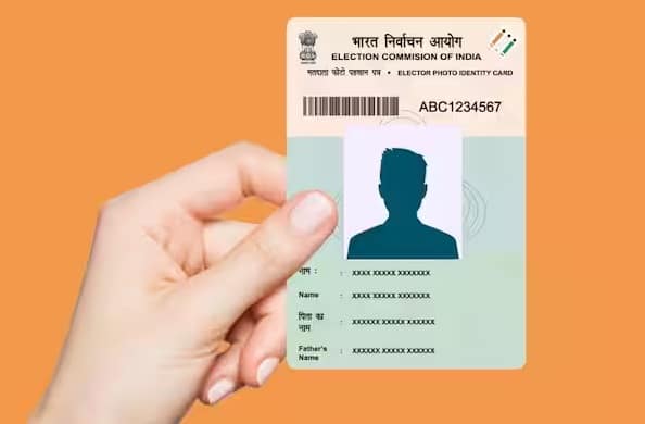 लेकिन इस संबंध में कुछ नियम निर्धारित हैं। भारत में सभी लोगों के पास केवल एक ही मतदाता पहचान पत्र हो सकता है। अगर किसी के पास दो मतदाता पहचान पत्र हैं या वह दूसरा बनवाने की सोच रहा है, तो ऐसा करना कानूनी तौर पर अपराध माना जाता है।
