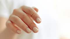 नखं पांढरट दिसतायत?  शरीरात ही कमतरता असू शकते!