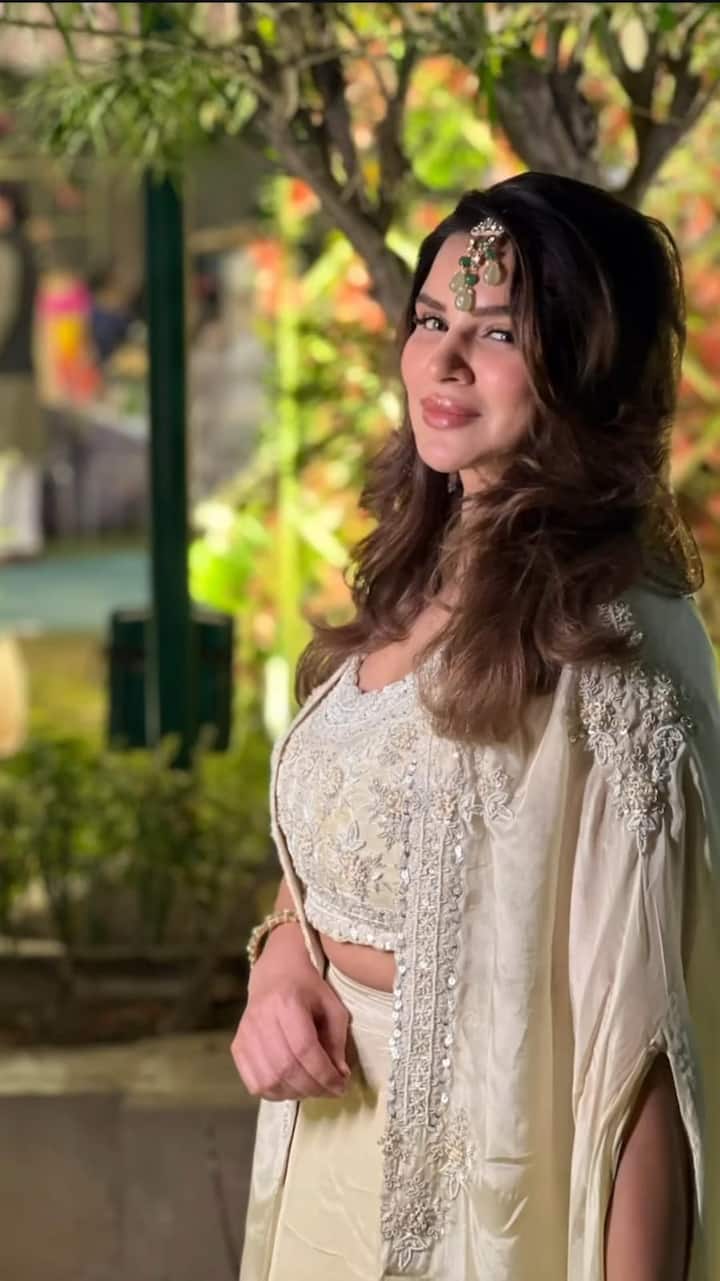 इसके साथ ही उन्होंने एकता कपूर के पॉपुलर शो 'नागिन' में भी काम कर चुकी हैं. सीरियल्स के साथ वो 'बिग बॉस' , 'खतरों के खिलाड़ी' , 'नच बलिए' का जैसे कई रियलिटी शोज का भी हिस्सा रह चुकी हैं.