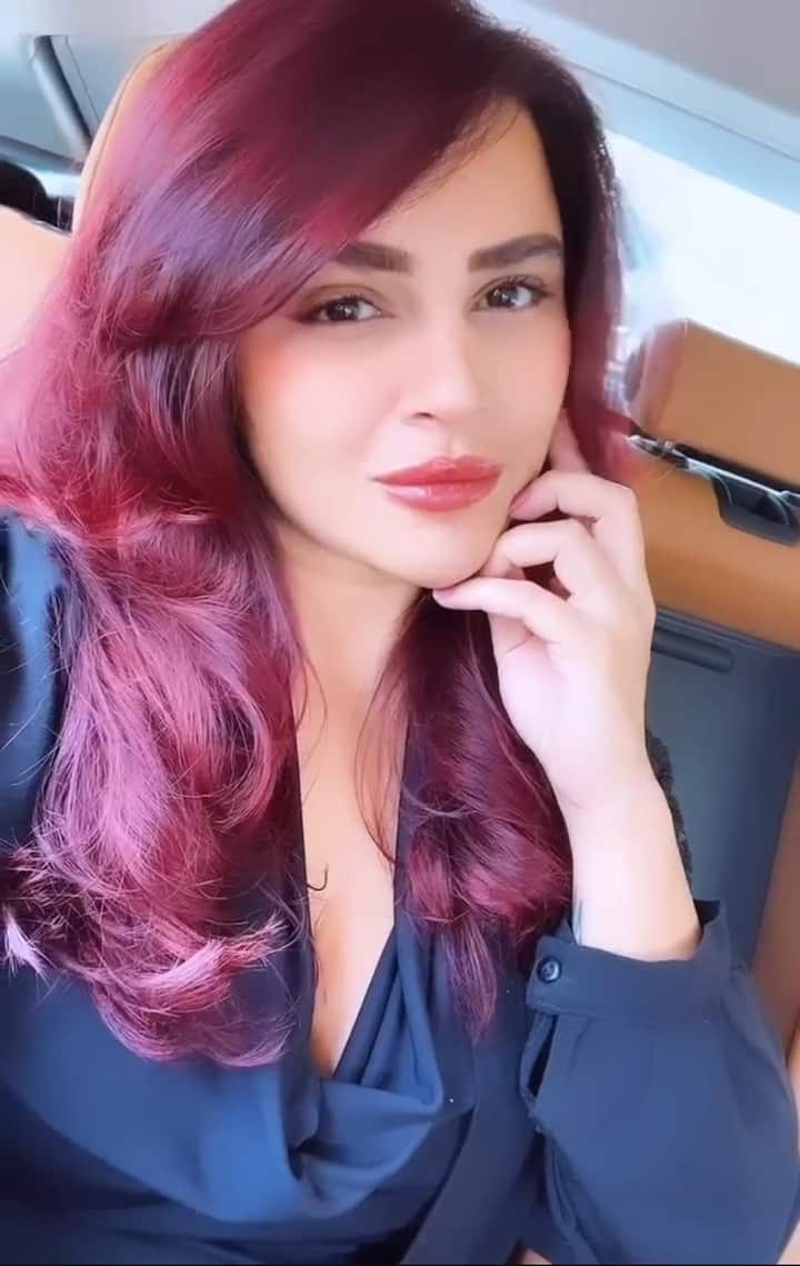 आज हम जिस हसीना की बात करे रहे हैं वो और कोई नहीं बल्कि आश्का गोराडिया हैं. 2002 में 'अचानक 37 साल बाद' से डेब्यू कर उन्होंने अपने पहले सीरियल से ही ऑडियंस के दिल में अपनी जगह बना ली थी.