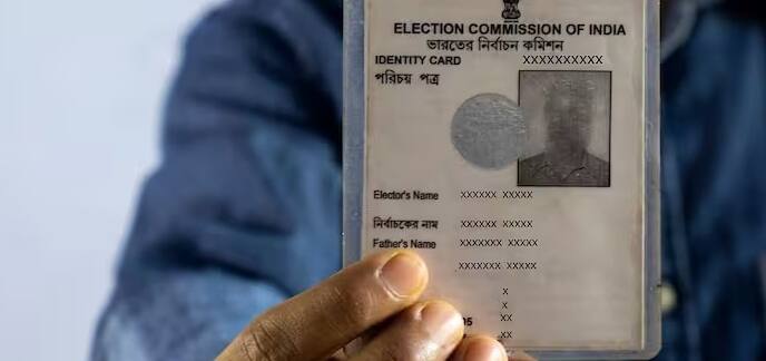 Voter Card Rules: ભારતમાં રહેતા લોકો પાસે ઘણા બધા દસ્તાવેજો હોવા જોઈએ. આ દસ્તાવેજો દરરોજ વિવિધ કામો માટે જરૂરી છે. તેમના વિના ઘણા કામો અટવાઈ જાય છે. આમાં આધાર કાર્ડ, રાશન કાર્ડ, ડ્રાઇવિંગ લાયસન્સ અને મતદાર કાર્ડ જેવા દસ્તાવેજોનો સમાવેશ થાય છે. જો તમારી ઉંમર 18 વર્ષથી વધુ હોય તો તમે આ દસ્તાવેજ માટે અરજી કરી શકો છો. આ વિના તમને મતદાન કરવાનો અધિકાર મળતો નથી. આ ઉપરાંત, તે એક મહત્વપૂર્ણ ઓળખ દસ્તાવેજ પણ છે.
