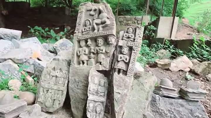 स्थानीय लोगों के अनुसार, इस साल हाल के महीनों में कम बारिश के कारण जल स्तर कम होने पर मज़दूरों को झरने के अंदर एक छोटे से डिब्बे जैसी पत्थर की संरचना मिलीं, जहां मूर्तियां रखी हुई थीं और पानी के नीचे संरक्षित थीं.