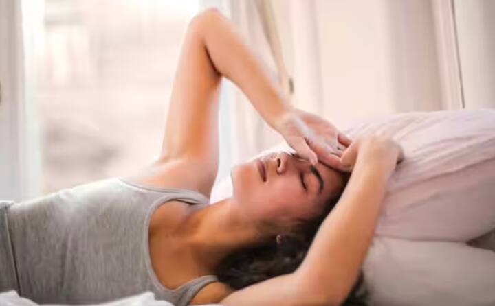 ਜੇਕਰ ਤੁਹਾਨੂੰ ਲੇਟਣ ਜਾਂ ਸੌਣ ਵੇਲੇ ਘਰਘਰਾਹਟ ਦੀ ਆਵਾਜ਼ ਜਾਂ ਖੰਘ ਬਹੁਤ ਆਉਂਦੀ ਹੈ, ਤਾਂ ਇਹ ਵੀ ਖ਼ਤਰੇ ਦਾ ਸੰਕੇਤ ਹੋ ਸਕਦਾ ਹੈ। ਇਸਨੂੰ ਫੇਫੜਿਆਂ ਵਿੱਚ ਜਮ੍ਹਾਂ ਹੋਏ ਤਰਲ ਪਦਾਰਥ ਕਾਰਨ ਦਮੇ ਵਰਗੀ ਸਮੱਸਿਆ ਮੰਨਿਆ ਜਾਂਦਾ ਹੈ ਅਤੇ ਇਹ ਹਾਰਟ ਫੇਲੀਅਰ ਦਾ ਲੱਛਣ ਵੀ ਹੋ ਸਕਦਾ ਹੈ।