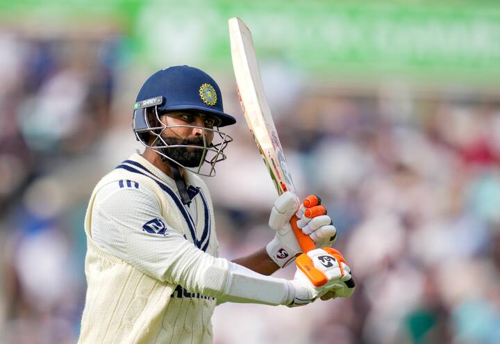 এই সিরিজ়ে পাঁচশো রানের গণ্ডি পার করা ব্য়াটারদের অন্যতম হলেন রবীন্দ্র জাডেজা। গোটা সিরিজ় জুড়ে তাঁর ব্যাট হাতে ধারাবাহিকতা ছিল চোখে পড়ার মতো। জাডেজাই প্রথম ব্যাটার হিসাবে ভারত-ইংল্যান্ডের টেস্ট সিরিজ়ে মোট ছয়টি অর্ধশতরান করলেন।