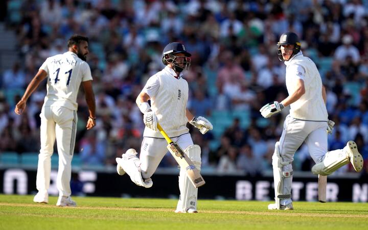 ইংল্যান্ডের ওপেনিং জুটি জ্যাক ক্রলি ও বেন ডাকেটও ইতিহাস গড়েন। গর্ডন গ্রিনিচ ও ডেসমন্ড হেইনসের পর মাত্র দ্বিতীয় ওপেনিং জুটি হিসাবে তাঁরা হাজারের অধিক রান যোগ করলেন।