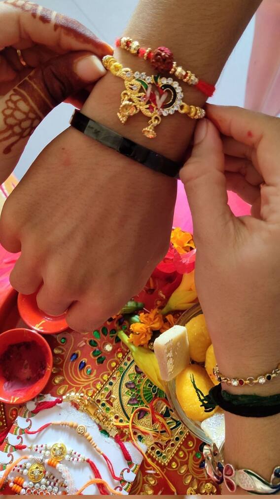 ਰੱਖੜੀ ਬੰਨ੍ਹਣ ਵੇਲੇ ਹੱਥ 'ਚ ਕਿਉਂ ਰੱਖਦੇ ਨਾਰੀਅਲ?