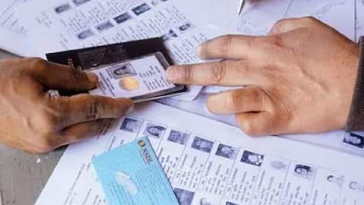 Voter Card Rules: ભારતમાં રહેતા લોકો પાસે ઘણા બધા દસ્તાવેજો હોવા જોઈએ. આ દસ્તાવેજો દરરોજ વિવિધ કામો માટે જરૂરી છે. તેમના વિના ઘણા કામો અટવાઈ જાય છે.