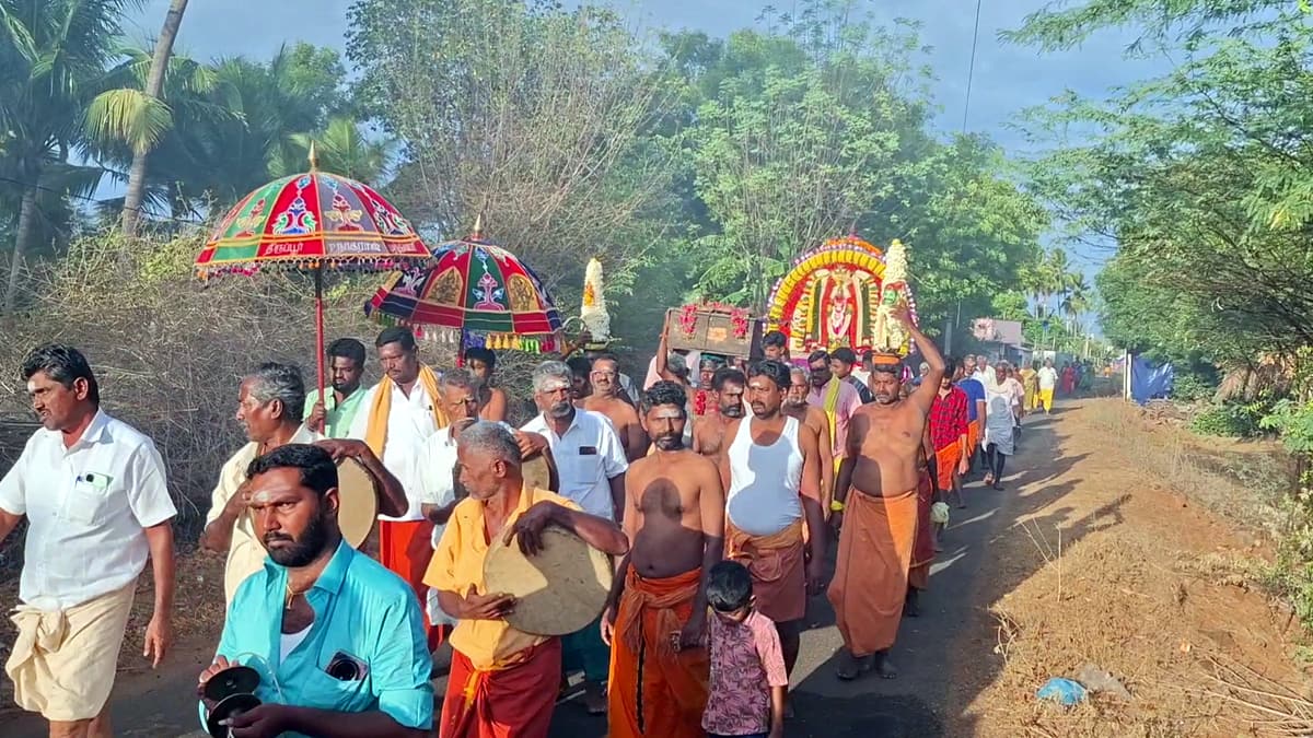 ஆடித் திருவிழா: தலையில் தேங்காய் உடைக்கும் வினோத வழிபாடு! பக்தர்களின் பரவச அனுபவம்!