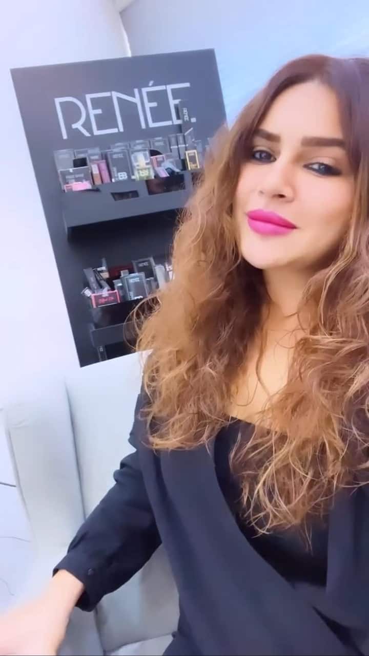 लोगों की पसंद, स्किन टोन और प्रोडक्ट डिलीवरी को समझते हुए इस ब्रांड को शुरू किया और अब उनका ये ब्यूटी ब्रांड रेने कॉस्मेटिक के नाम से फेमस है. आश्का ने इसके जरिए अपना करोड़ों का बिजनेस एम्पायर बनाया है. आज ये ब्यूटी ब्रांड लैक्मे, मेबलिन और शुगर जैसी बड़ी कंपनियों को टक्कर देता है. डीएनए की रिपोर्ट के मुताबिक आज आश्का गोराडिया की नेटवर्थ 22 हजार करोड़ है.