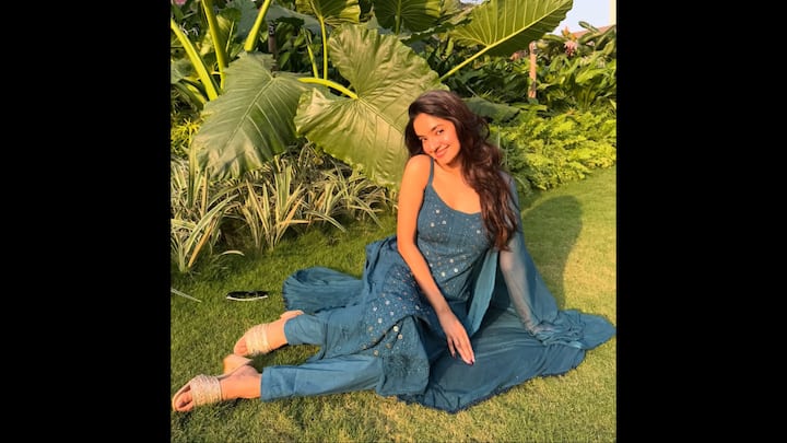 2. Teal Kurta Set: Anushka Sen’s teal kurta set blended comfort with festive elegance. This sleeveless kurta was paired with wide pant-style bottoms. The earthy teal shade stood out beautifully. This minimalist styling created an eye catching festive look. The light net dupatta gave a delicate look to the actress with its subtle look and flowy texture. (Image Source: Instagram/@anushkasen0408)