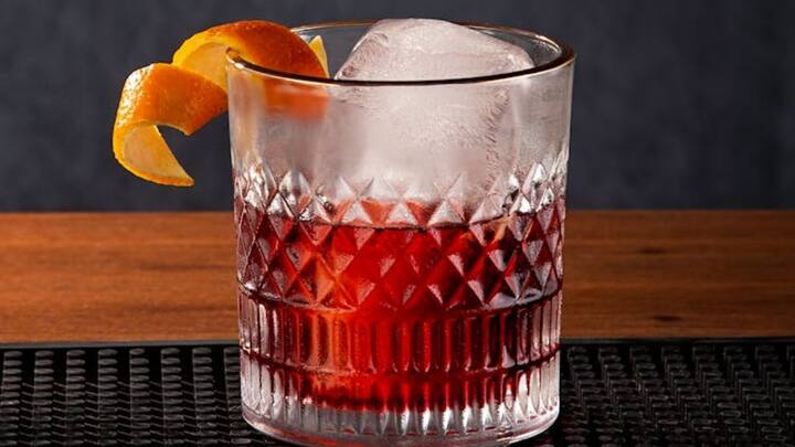 गर्मियों में यह एक ठंडी ड्रिंक की तरह से काम करते हैं. बर्फ व्हिस्की के हार्ड और तीखेपन को कम करने में मदद मिलती है. इस वजह से व्हिस्की का स्वाद थोड़ा स्मूद हो जाता है और वह पीने में ठीक लगती है.