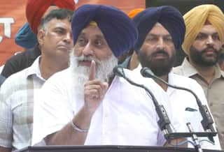 CM ਵਾਂਗ ਕੰਮ ਕਰ ਰਹੇ ਅਰਵਿੰਦ ਕੇਜਰੀਵਾਲ, ਸਿਸੋਦੀਆ ਤੇ ਜੈਨ ਨੂੰ ਦਿੱਤੇ ਵੱਡੇ ਵਿਭਾਗ, ਅਧਿਕਾਰੀ ਵੀ ਕੰਮ ਲਈ ਭਗਵੰਤ ਮਾਨ ਕੋਲ ਨਹੀਂ ਜਾਂਦੇ- ਬਾਦਲ