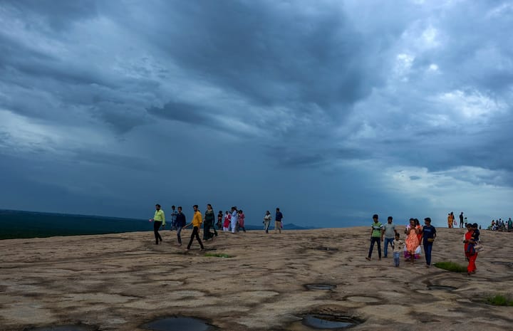 কলকাতায় আজ মূলত মেঘলা কখনো আংশিক মেঘলা আকাশ। বাতাসে জলীয় বাষ্পের পরিমাণ বেশি। বৃষ্টি না হলে আর্দ্রতাজনিত অস্বস্তি চরমে। বিক্ষিপ্তভাবে দু এক পশলা হালকা থেকে মাঝারি বৃষ্টির সম্ভাবনা রয়েছে। বুধবার পর্যন্ত বাড়বে তাপমাত্রা; সঙ্গে জলীয় বাষ্প থাকায় অস্বস্তি। আপাতত ভারী বৃষ্টির সম্ভাবনা নেই।