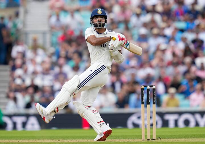 আকাশ দীপ চমকপ্রদভাবে এই টেস্টে নাইট ওয়াচম্যান হিসাবে চারে ব্যাটে নেমে অর্ধশতরান হাঁকান। অমিত মিশ্রর পর তিনি মাত্র দ্বিতীয় ভারতীয় নাইট ওয়াচম্যান হিসাবে টেস্টে অর্ধশতরান করলেন।