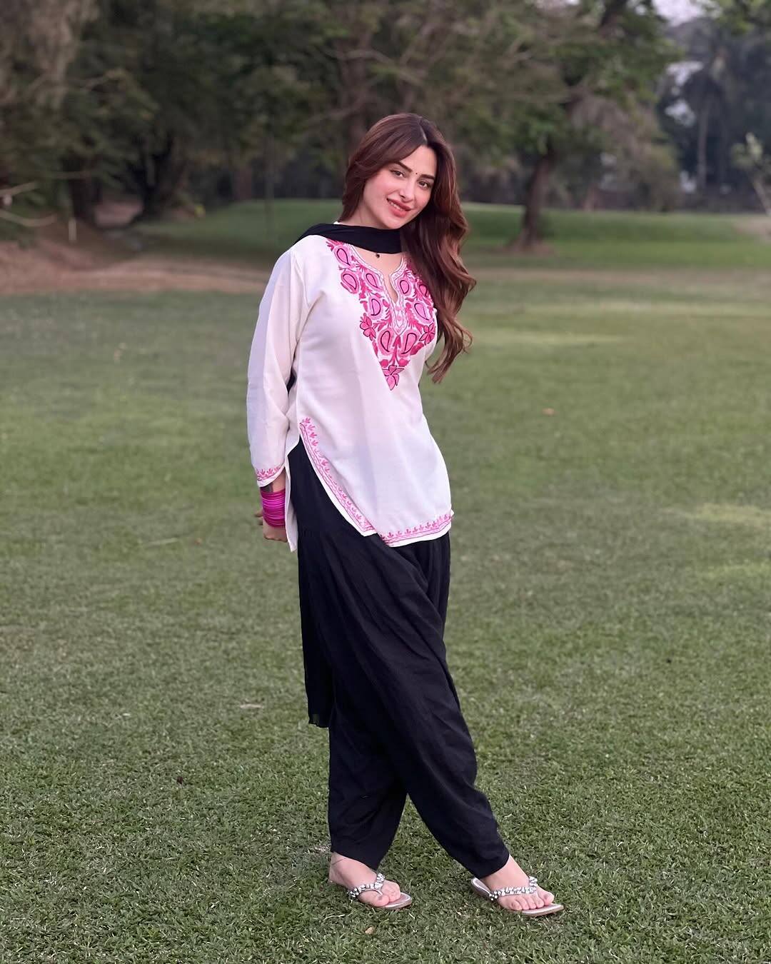 Talking about personal life, the name of the actress was associated with Paras Chhabra. It was said in many reports that both are in live -in relationship. Later both of them broke up and both have moved forward in their lives.