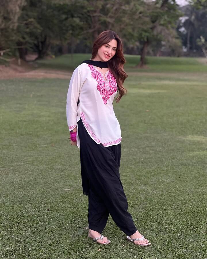 पर्सनल लाइफ की बात करें तो एक्ट्रेस का नाम पारस छाबड़ा के साथ जुड़ा था. कई रिपोर्ट्स में ये कहा गया कि दोनों लिव इन रिलेशनशिप में हैं. बाद में दोनों का ब्रेकअप हो गया और दोनों अपने–अपने लाइफ में आगे बढ़ चुके हैं.