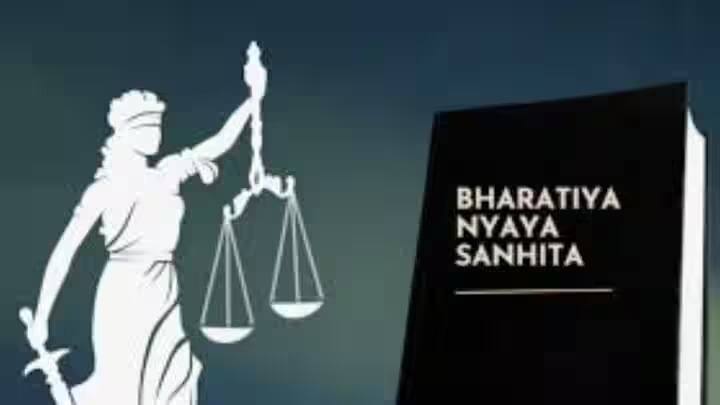 ভোটার কার্ডও ভারতে একটি গুরুত্বপূর্ণ নথি। আপনার বয়স যদি ১৮ বছরের বেশি হয়, তাহলে আপনি এই নথির জন্য আবেদন করতে পারেন। এ ছাড়া আপনি ভোট দেওয়ার অধিকার পাবেন না। এর পাশাপাশি, এটি একটি গুরুত্বপূর্ণ পরিচয়পত্রও।