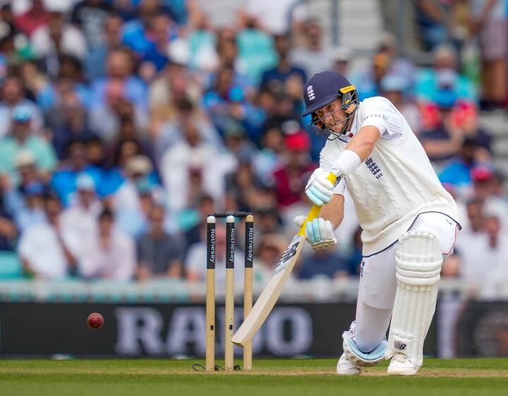 ইংল্যান্ড তথা মতান্তরে বর্তমান বিশ্বের সেরা টেস্ট ব্য়াটার জো রুটও কিন্তু এই সিরিজ়ে দুরন্ত পারফর্ম করেন। ওভালে শতরানের দৌলতে তিনিই টেস্ট চ্যাম্পিয়নশিপে ছয় হাজার রান করা প্রথম ক্রিকেটার হয়ে গেলেন। পাশাপাশি তিনিই একমাত্র ব্যাটার হিসাবে ভারতের বিরুদ্ধে তিন সিরিজ়ে ৫০০ বা তার অধিক রান করলেন।