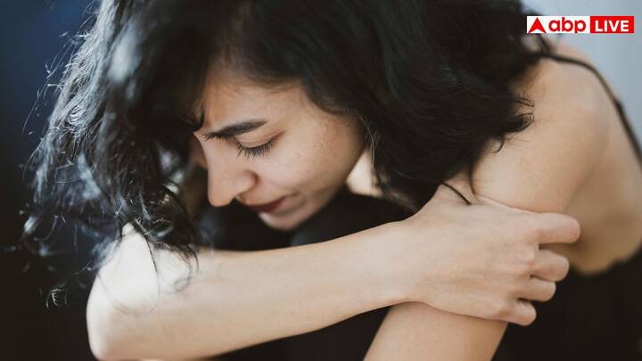 पीरियड्स अगर कभी-कभार जल्दी आ जाएं तो यह सामान्य है, लेकिन अगर यह बार-बार जल्दी आ रहा है तो यह हार्मोनल या स्वास्थ्य समस्या का संकेत हो सकता है.