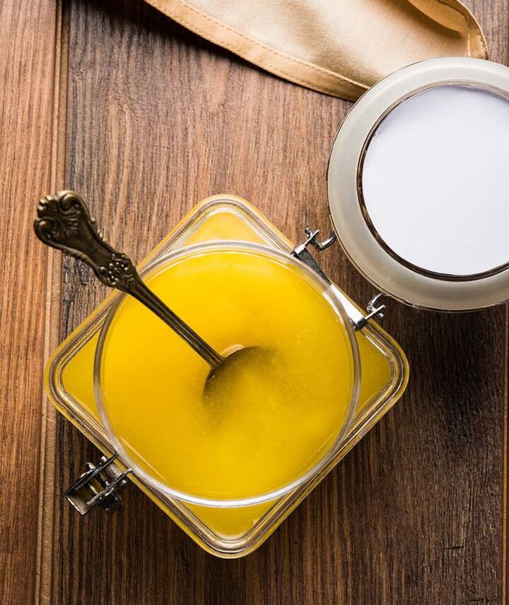 घरी बनवलेलं शुद्ध गायीचं तूप केमिकल्सपासून मुक्त असतं. ते सुरक्षित आणि आरोग्यदायी पर्याय आहे. बाजारात मिळणाऱ्या रिफाइन्ड तुपाच्या तुलनेत घरगुती तूप चवदार आणि नैसर्गिक असतं.