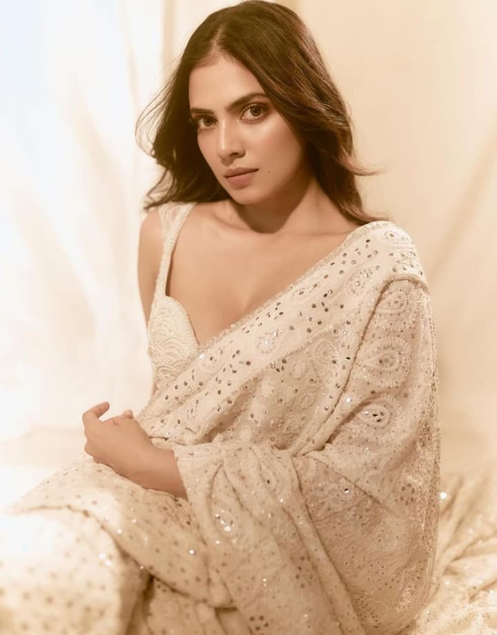 A Museum-Worthy Chikankari Saree: Hot yet elegant — Malavika stunned in an ivory chikankari saree embellished with sequins, pearls, and mirror work. With minimal accessories and a sweetheart-neck blouse, she let the intricate craftsmanship shine.
