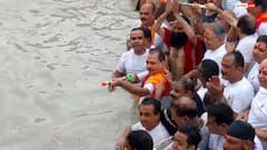 हरिद्वार में दूध-फूलों की होली! पाकिस्तान से शुरू हुई परंपरा अब भी जिंदा, मुल्तान समाज की दिखी भक्ति