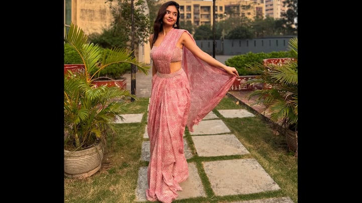 3. Contemporary Pink Saree: Anushka Sen’s printed draped outfit serves as a fashion-forward pick for Raksha Bandhan 2025. This outfit merges Indian styling with a contemporary twist. The soft pink hue is ideal for this Rakhi celebrations, giving a chic yet youthful appeal. This modern saree look flowed gracefully, giving out an abstract swirl, adding a playful vibe. (Image Source: Instagram/@anushkasen0408)