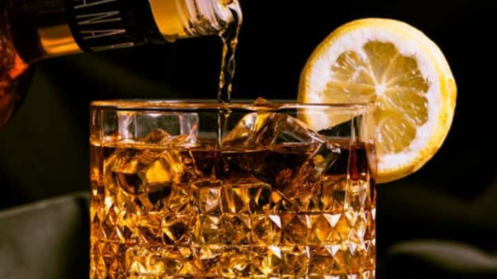 व्हिस्की और वाइन दोनों में फर्क होता है. इन दोनों के बनाए जाने का तरीका बिल्कुल अलग है. दोनों को बनाने में अलग-अलग चीजों का इस्तेमाल किया जाता है. चलिए जानें कि दोनों में क्या फर्क है और वाइन में बर्फ क्यों नहीं डालते हैं.