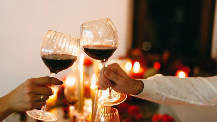 अब बात यह है कि वाइन में बर्फ क्यों नहीं डाली जाती है. दरअसल वाइन में बर्फ डालकर पीने से उसमें धीरे-धीरे पानी की मात्रा बढ़ती जाती है और वाइन का स्वाद खराब होता है.