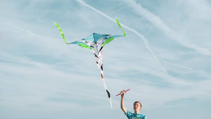 चाइनीज मांझा सामान्य मांझे की अपेक्षा गई गुना ज्यादा धारदार होता है. अगर गलती से यह बिजली के तार के संपर्क में आता है तो इसमें करंट आने की संभावना होती है. जिन लोगों में पतंग उड़ाने का बहुत शौक होता है, वे चाइनीज मांझे का इस्तेमाल करते हैं.