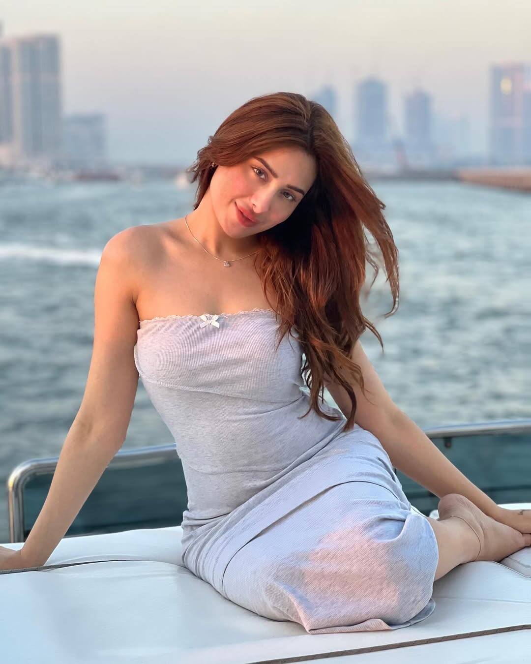 Mahira has undergone surgery on her face, due to which her look has completely changed. The actress worked in the music video 'Lehenga' of Jas Standard, which has now received 1.8 billion views. Through this music video, there was a lot of increase in his popularity.