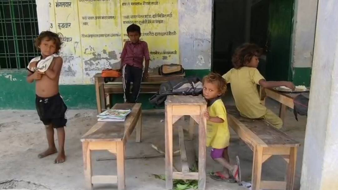 बस्ती न्यूजः जर्जर स्कूल भवन में नौनिहाल गढ़ रहे सुनहरे भविष्य के सपने, कभी भी हो सकता है बड़ा हादसा Basti News Children studying in a dilapidated school building BSA accept this ann बस्ती न्यूजः जर्जर स्कूल भवन में नौनिहाल गढ़ रहे सुनहरे भविष्य के सपने, कभी भी हो सकता है बड़ा हादसा