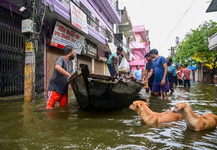 দক্ষিণবঙ্গে আজ সোমবার বিক্ষিপ্তভাবে বজ্রবিদ্যুৎ সহ বৃষ্টি। বৃষ্টি না হলে সেই সময় আর্দ্রতা জনিত অস্বস্তি অনেকটা বাড়বে। মূলত আংশিক মেঘলা আকাশ। বজ্রবিদ্যুত সহ হালকা থেকে মাঝারি বৃষ্টির সম্ভাবনা আজ কলকাতা সহ সব জেলাতে। মঙ্গলবার এবং বুধবার বৃষ্টি আরো কমবে। কিছুটা বাড়বে তাপমাত্রা; সঙ্গে আর্দ্রতা জনিত অস্বস্তি আরো বাড়বে। তবে বিক্ষিপ্তভাবে বজ্রবিদ্যুৎ সহ দু এক জায়গায় বৃষ্টি হতে পারে।