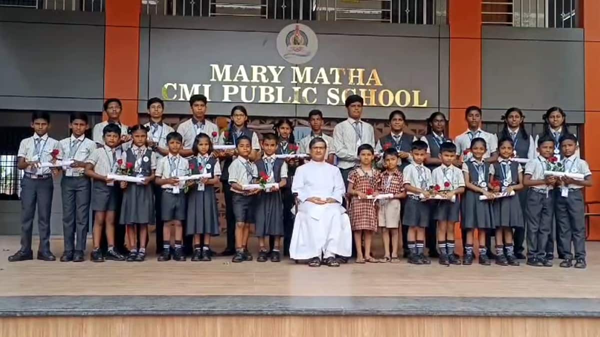 ஒரே பள்ளியில் 17 இரட்டையர்களுக்கு பள்ளி கொடுத்த சர்ப்ரைஸ்... நெகிழ்ச்சியில் மாணவ, மாணவிகள்