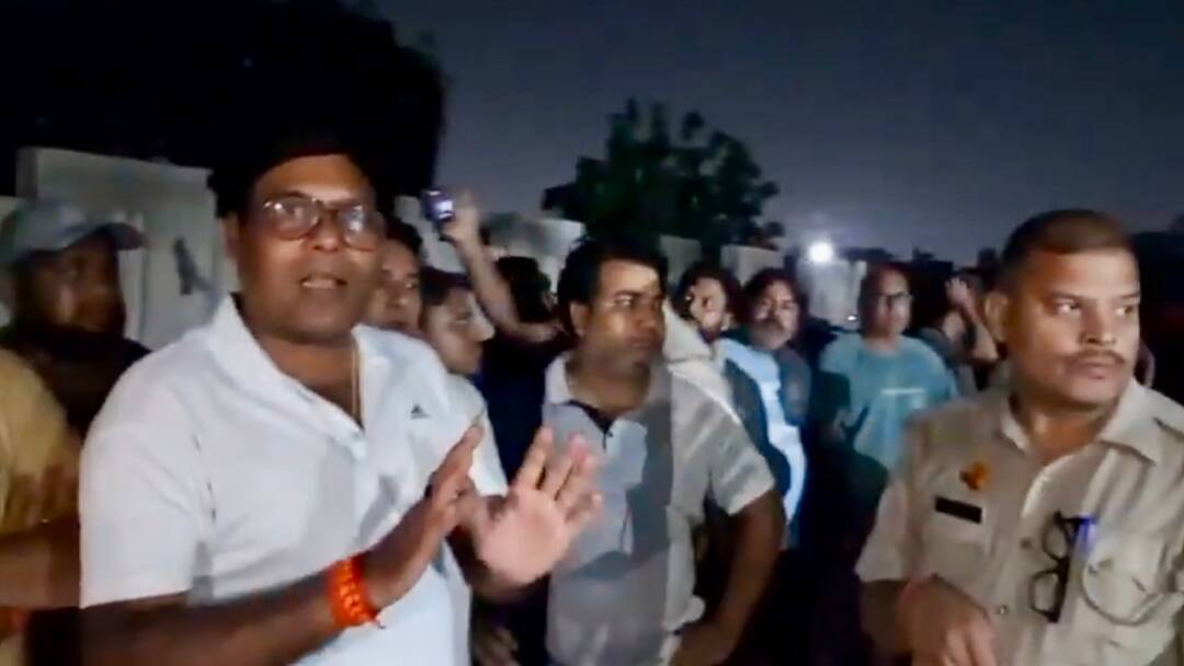 Greater Noida Electricity supply not restored even after 96 hours Due rain in Shahberi area ann ग्रेटर नोएडा न्यूजः शाहबेरी में 96 घंटे बाद बिजली आपूर्ति नहीं हुई बहाल, ट्रिपिंग ने बढ़ाई लोगों की परेशानी