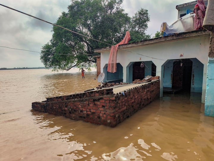 কলকাতার তাপমান আজ সর্বনিম্ন তাপমাত্রা ২৬.১ ডিগ্রি। গতকাল দিনের সর্বোচ্চ তাপমাত্রা ছিল ৩১.৬ ডিগ্রি । বাতাসে জলীয় বাষ্পের পরিমাণ আপেক্ষিক আর্দ্রতা ৭২ থেকে ৯৭ শতাংশ।  বৃষ্টিপাত হয়েছে ৩৭.৩ মিলিমিটার।