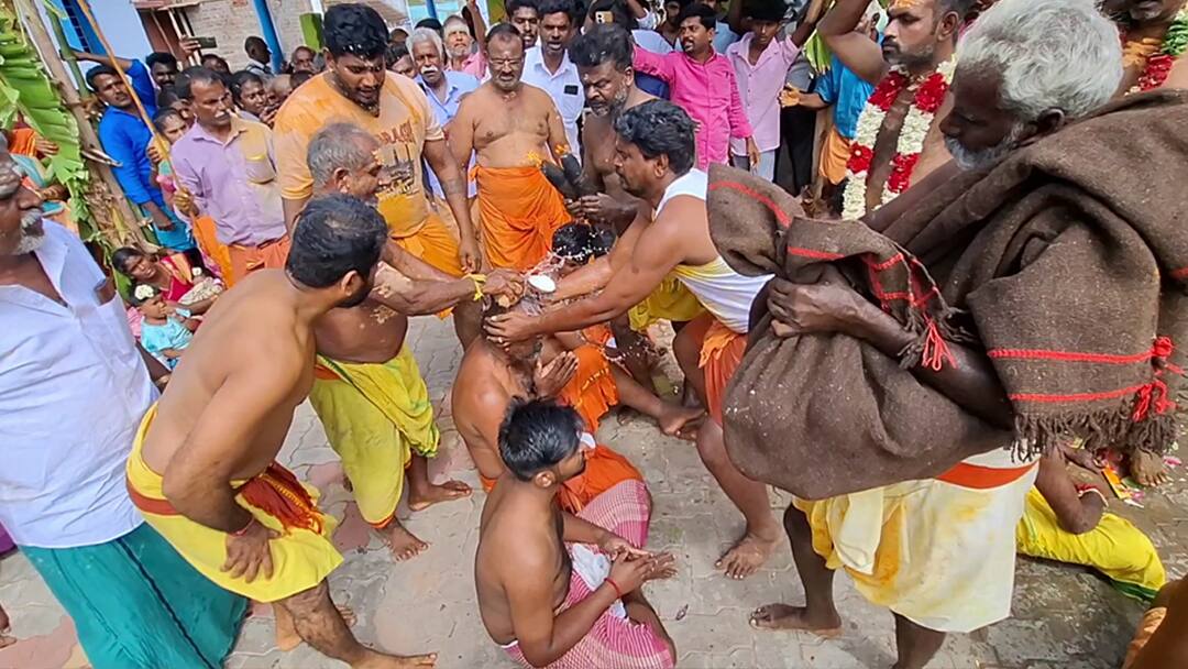 ஆடித் திருவிழா: தலையில் தேங்காய் உடைக்கும் வினோத வழிபாடு! பக்தர்களின் பரவச அனுபவம்! Aadi festival near Natham breaking coconuts on the heads of devotees tnn ஆடித் திருவிழா: தலையில் தேங்காய் உடைக்கும் வினோத வழிபாடு! பக்தர்களின் பரவச அனுபவம்!