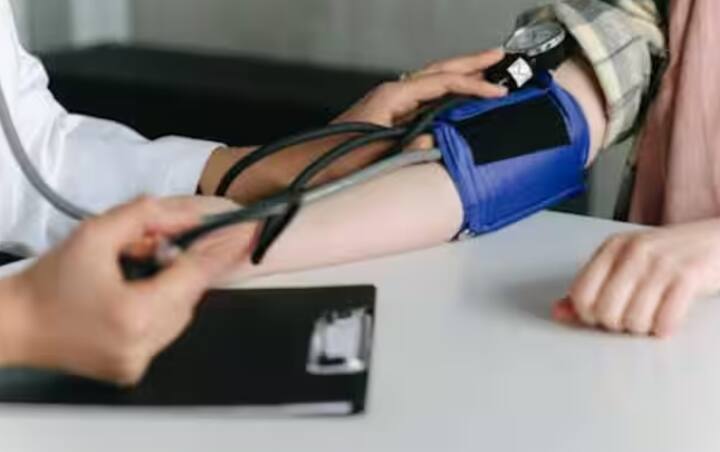 ਇਸ ਦੇ ਨਾਲ ਹੀ, ਹਾਈ ਬਲੱਡ ਪ੍ਰੈਸ਼ਰ, ਸ਼ੂਗਰ ਅਤੇ ਫੈਮਿਲੀ ਹਿਸਟਰੀ ਵੀ ਹਾਰਟ ਫੇਲੀਅਰ ਦੇ ਮੁੱਖ ਕਾਰਨ ਹਨ। ਜੇਕਰ ਤੁਹਾਨੂੰ ਇਹ ਸਮੱਸਿਆਵਾਂ ਹਨ, ਤਾਂ ਸਮੇਂ ਸਿਰ ਜਾਂਚ ਕਰਵਾਉਣਾ ਬਹੁਤ ਜ਼ਰੂਰੀ ਹੈ।