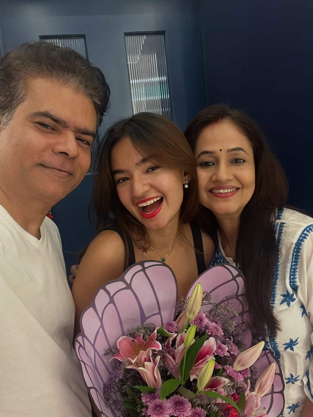 Popular actress and social media influencer Anushka Sen celebrated her 23rd birthday with her mother and father. He has also shared his special moment with the family with fans.