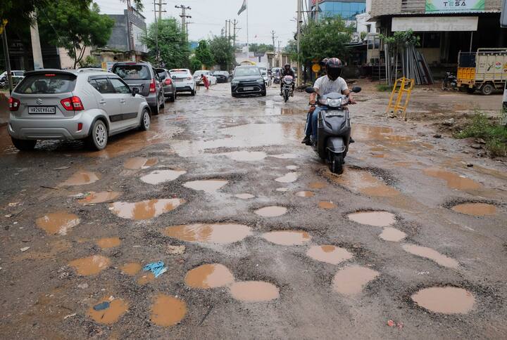 উত্তর থেকে দক্ষিণ, জেলা থেকে শুরু করে শহর, ভারী থেকে অতি ভারী বৃষ্টিতে নাজেহাল রাজ্যবাসী। কবে আবহাওয়ার উন্নতি হবে, তা নিয়ে কী বলছে আবহাওয়া দফতর? জেনে নেওয়া যাক।