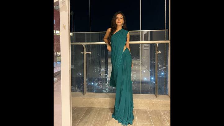 5. Deep Teal Saree With Minimal Sparkle: Anushka Sen sparkled in a deep teal saree that gave an understated glamorous look. The plain yet elegant drape had delicate sequin accents that were enough to add a festive glow. Styled with statement earrings and sleek, straight hair, this saree exuded effortless sophistication. This is the perfect outfit for Raksha Bandhan 2025, if you’re looking for something that’s classy and minimalistic. (Image Source: Instagram/@anushkasen0408)