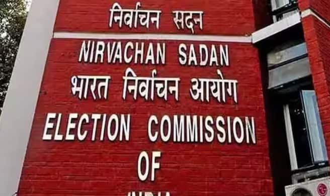 कई बार अलग-अलग शहरों में रहने वाले लोग नए वोटर कार्ड तो बनवा लेते हैं, लेकिन पुराने कार्ड को रद्द नहीं कराते। आगे चलकर यही गलती उन्हें भारी पड़ सकती है। अगर गलती से या जानकारी के अभाव में आपके दो कार्ड बन गए हैं, तो परेशान होने की ज़रूरत नहीं है। आप फॉर्म 7 भरकर पुराने वोटर कार्ड को रद्द करा सकते हैं।