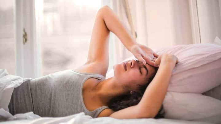 अगर आपको रात में सोते समय बार-बार साँस लेने में तकलीफ़ या सूखी खांसी होती है, तो यह भी खतरे का संकेत हो सकता है। यह फेफड़ों में तरल पदार्थ के जमाव के कारण होता है, और कई लोग इसे अस्थमा जैसी समस्या समझकर नज़रअंदाज़ कर देते हैं, जबकि यह हार्ट फ़ेलियर का लक्षण भी हो सकता है।