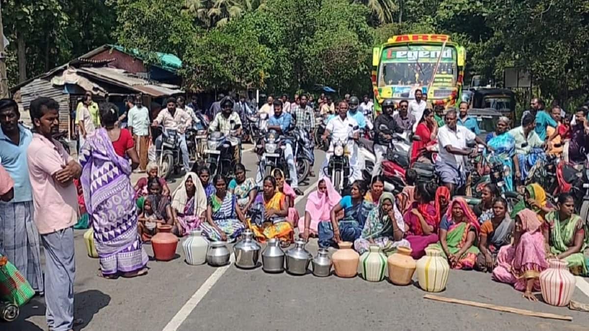 மக்கள் பயன்பாட்டில் உள்ள தார்சாலையை ஆக்கிரமிப்பதா? கும்பகோணம் அருகே சாலைமறியல்