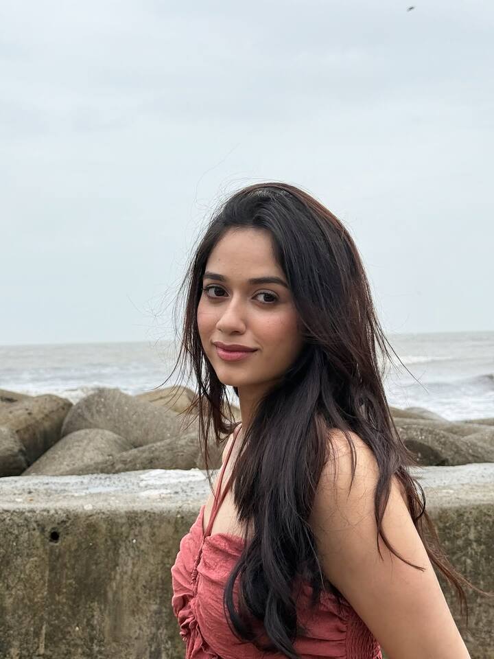 मशहूर अभिनेत्री और सोशल मीडिया इन्फ्लूएंसर जन्नत जुबैर एक बार फिर अपनी खूबसूरती से लोगों को अपना दीवाना बना रही हैं. हाल ही में उन्होंने अपने इंस्टाग्राम हैंडल पर कुछ तस्वीरें शेयर की.