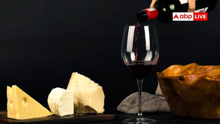 Why Do Not Put Ice In Red Wine: बहुत से लोगों को जाम छलकाना बहुत पसंद होता है और वे इसे बर्फ के साथ पीना पसंद करते हैं. लेकिन क्या आपको पता है कि रेड वाइन में बर्फ नहीं मिलाई जाती है. चलिए जानें.