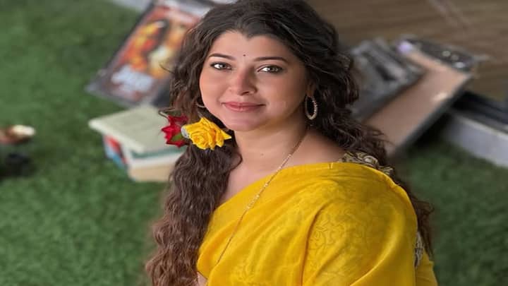 तेजस्विनी पंडित ही मराठी चित्रपटसृष्टीतील एक गुणी, प्रतिभावान आणि लोकप्रिय अभिनेत्री आहे. तिची आई ज्योती चांदेकर या मराठी रंगभूमी व टेलिव्हिजन क्षेत्रातील प्रसिद्ध अभिनेत्री असल्यामुळे तेजस्विनीला लहानपणापासूनच अभिनयाचा वारसा लाभला.