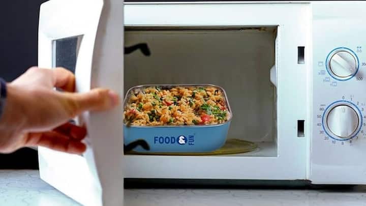 ओवन में कभी भी उसकी कैपेसिटी से ज़्यादा चीजें ना रखें. ऐसा करने से गर्मी बराबर नहीं फैलती. खाना अधपका रह जाता है और मशीन पर ज़ोर पड़ता है. लगातार ऐसा हुआ तो मोटर या हीटर जल्दी खराब हो सकता है. हर कम कर के ही खाना पकाना बेहतर है.