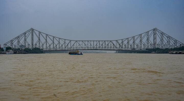 তবে পূর্বাভাস বলছে, আগামী বুধবার থেকে বাড়তে পারে তাপমাত্রা। সেইসঙ্গে থাকবে আদ্রতাজনিত অস্বস্তি। সব মিলিয়ে, ভ্যাপসা গরমে ভোগান্তিতেই থাকবে সাধারণ মানুষ। যদিও, বৃহস্পতিবার থেকে শুরু হবে ভারী বৃষ্টি। উত্তরবঙ্গেও দুর্যোগের পূর্বাভাস রয়েছে। 